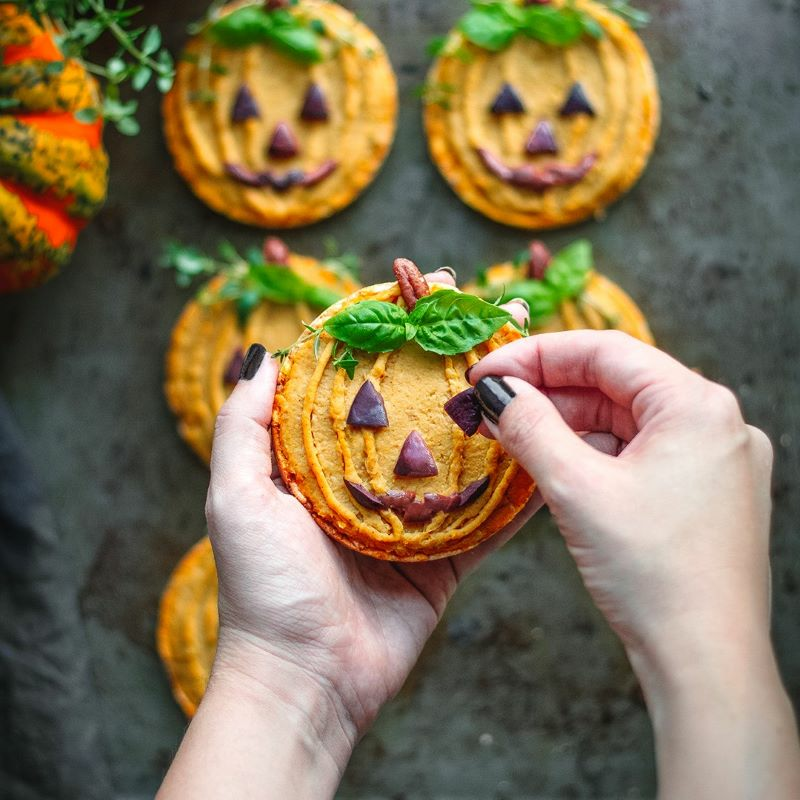 132117-010415-majskakor-rostad-pumpa-hummus-halloween-800x800.png